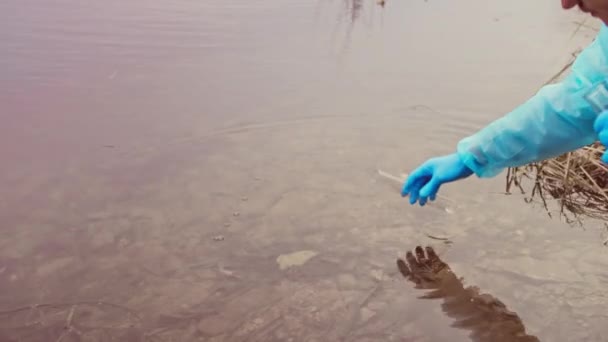 Οικολογική Δειγματοληψία Νερού Χέρι Του Ερευνητή Επιστήμονας Αντλεί Νερό Δοκιμαστικό — Αρχείο Βίντεο