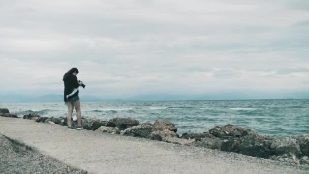 Osamělá Mladá Žena Stojí Sama Molu Budoucího Moře Vysoce Kvalitní — Stock video