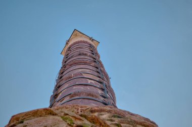 İstanbul Konstantin Sütunu (cemberlitas), antik Roma sütununun altından parlak mavi gökyüzü ve uçan martılarla çekildi.