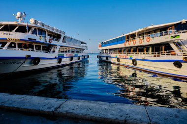 İstanbul Türkiye 26.02.2021. Bosphorus Sea istanbul 'da toplu taşıma gemisi ve feribot. İstanbul Boğazı 'ndaki gemi ve feribot güneşli bir günde ve sabahın erken saatlerinde birlikte kalın..