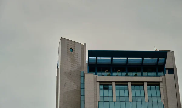 Arquitetura Moderna Tipo Edifício Arranha Céus Istanbul Durante Nuvens Nubladas — Fotografia de Stock