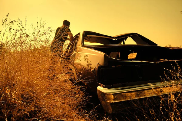 Homme Côté Voiture Style Vintage Abandonnée Friche Debout Sur Champ — Photo