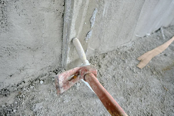 Trowel Och Adze Framför Den Nyligen Gjorda Putsade Väggen Med — Stockfoto