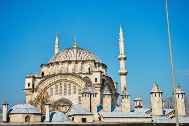 Antik Osmanlı İmparatorluğu Camii. Nuruosmaniye adındaki taş camiinin ön cephesi. Mavi gökyüzü arkaplanlı minaresi izole fotoğraf gibi duruyor..