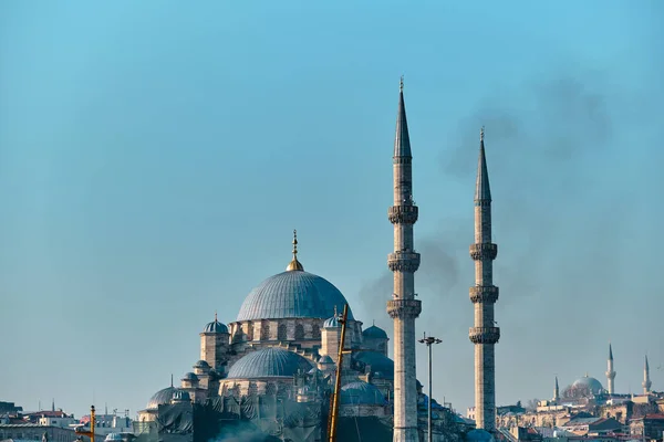 Staré Osmanské Mešity Selektivní Zaměření Yeni Mešity Yeni Camii Rozmazaným — Stock fotografie