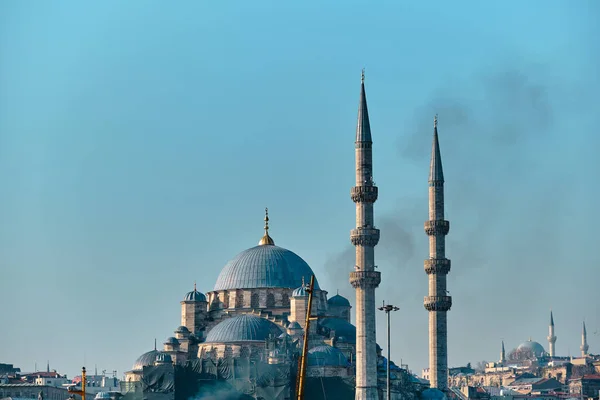 Antigas Mesquitas Otomanas Foco Seletivo Mesquita Yeni Yeni Camii Atrás — Fotografia de Stock