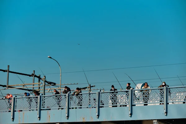 Pesca Estambul Muchas Personas Pie Puente Galata Muchas Cañas Pescar —  Fotos de Stock