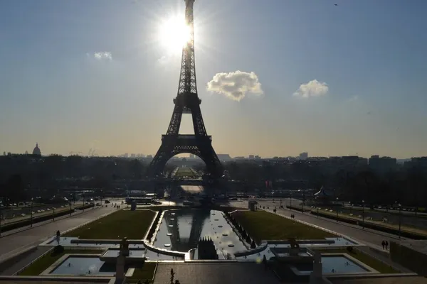 Francja Paryż 2012 Wieża Eiffla Słońce Sylwetka Szerokokątnego Stawu Odbicie — Zdjęcie stockowe