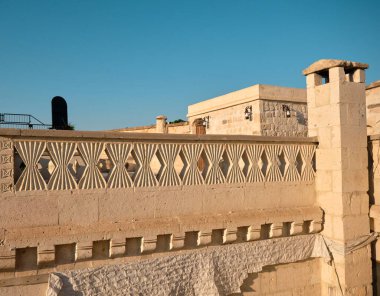 Taş duvar, Nevsehir 'deki kireçtaşından yapılmış mimari duvar Urgup Goreme ve arka plandaki yerel evler.