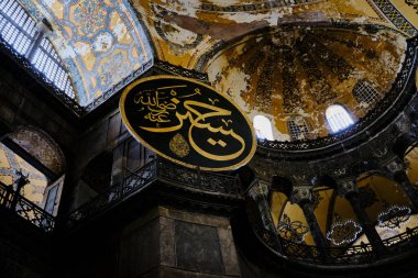 İstanbul, Türkiye. 03.03.2021. Ayasofya 'da düşük açılı fotoğraf. Düşük açılı cami fotoğrafı, pencereleri ve ışıkları olan İslami ve Arapça harfler geliyor.