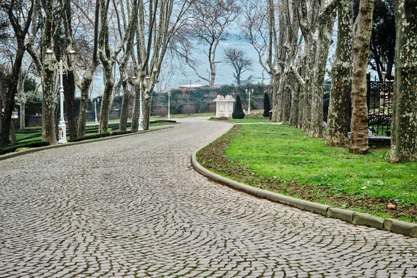 Caminho Cobblestones Gulhane Park Grama Verde Fundo Bosphorus Istanbul — Fotografia de Stock