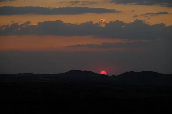 Cielo Atardecer Sol Rojo Naranja Justo Antes Noche Cielo Colorido —  Fotos de Stock
