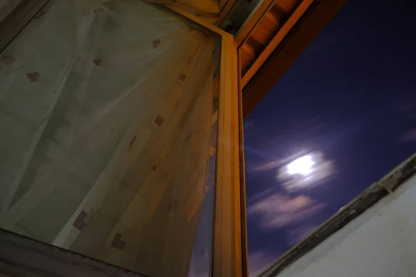 Sob Telhado Exposição Longa Lua Céu Fundo Luzes Lua Borrada — Fotografia de Stock
