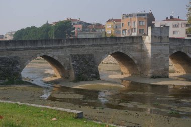 06.11.2021. Bursa. Hindi. Bursa 'daki Osmanlı Köprüsü, taş köprü ve altında düşük su akışı.
