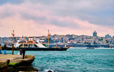 03.03.2021 İstanbul. Hindi. Feribot ya da gemi, İstanbul 'da bulutlu gökyüzü ve altın boynuz.
