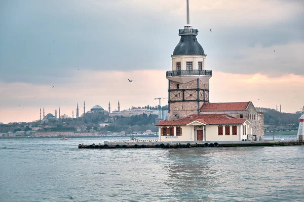 2021 Istanbul Τουρκία Πύργος Maiden Συννεφιασμένο Ουρανό Και Hagia Sophia — Φωτογραφία Αρχείου