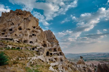 Kenar kale, yerel adı uchisar veya goreme cappadocia, mavi gökyüzü arka planı ve kireç taşından yapılmış.