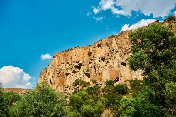 Kanyon fotoğrafı, ihlara vadisi kanyonunda büyük taşlar ve gökyüzü arka planı (ihlara vadisi)