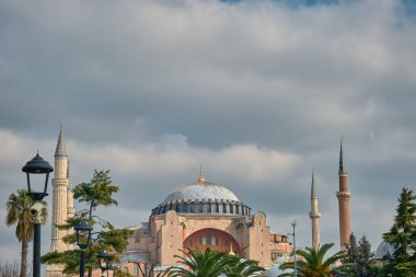 Hagia Sofya Camii, Antik Ortodoks Katedrali veya Müzesi. Cami düşük açılı görünümü ve bulutlu gökyüzü arkaplanı.
