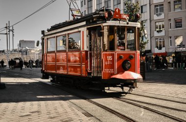 03.03.2021. İstiklal Bulvarı, Türkiye. Eski ve retro tarzı kırmızı tramvayın sembolü. Sabahın köründe.