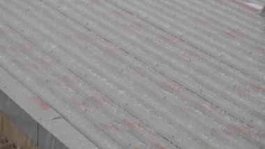 Çatı dolu, metal ve paslı çatı birçok dolu ve şiddetli yağmur kavramı tarafından vuruldu. Küresel ısınma ve iklim değişikliği fikri. 4k video.