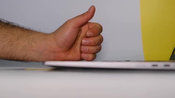 一个男人的手 一个男人的手提电脑 破碎而浮躁的概念概念4K视频 笔记本电脑盖被关闭 — 图库视频影像