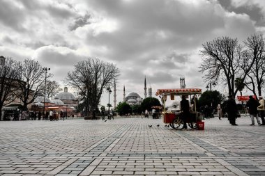 İstanbul 'un merkezi, Mavi Cami' nin sembolü. Yerel adı Sultanahmet Camii, sokak mısırcısı, geleneksel yiyecekler.