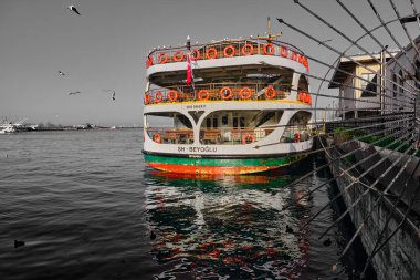 27.02.2021 İstanbul. Hindi. Marmara 'da, Kadıköy sahilinde bir sürü güvenlik şamandırası olan bir gemi. Gemi ve güvenli şamandıra kıyıya demir attı..
