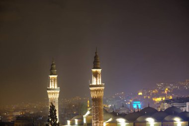 Gece Bursa fotoğrafı, büyük caminin aydınlatılması yerel adı ulu cami ve yeşil mezarın yeşil ışığı yerel adı ise yeşil türbe. Bursa 'nın gece ışığı.