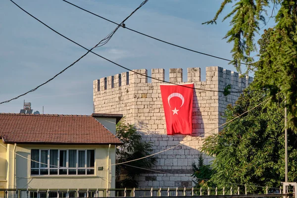 伯莎城堡 伯莎城堡的城墙挂着一面土耳其国旗 — 图库照片