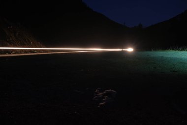 Uzun pozlu fotoğraf ve geceleri yarım kilo kar. Araba sürmek ve karda ışık..