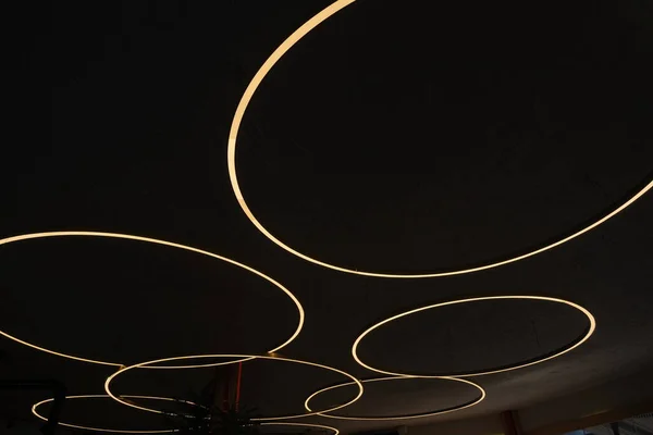 Iluminação Forma Elíptica Lâmpada Telhado Café Fundo Preto Isolado — Fotografia de Stock