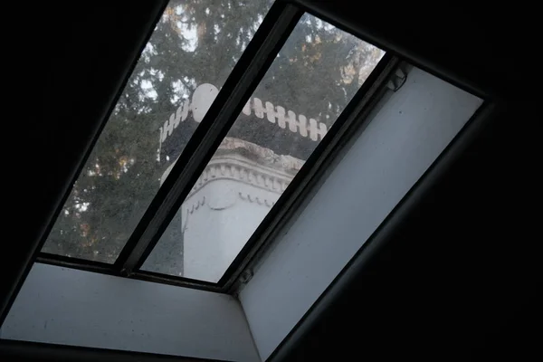 Okno Dachu Szkło Dachu Szkła Figura Architektoniczna Płotem — Zdjęcie stockowe