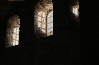 Güneş ışıkları antik tarz camlardan, pencerelerden ve Trabzon 'daki Sogia Camii' nin antik taş duvarındaki ışıkların yansımasından geliyor..