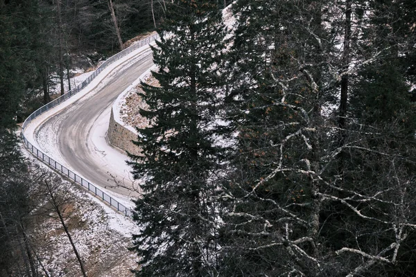 Зимняя Дорога Снег Дороге Замерзшая Дорога Соснами Кривая Дорога — стоковое фото