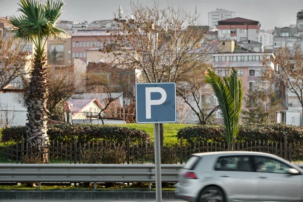 Selective Focus Photo Parking Sign Blue Ground Blurred Motion Car — Stock Photo, Image