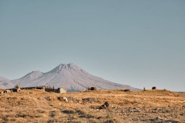 Büyük dağ yerel adı hasandagi olduğunu Terk edilmiş ve kahverengi alan.