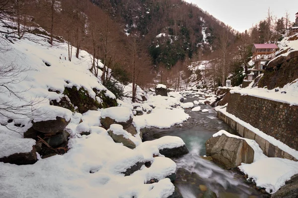 Kış mevsiminde nehir, uzun süre açık nehir suyu ve tepede kar nehri..