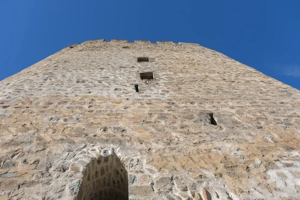 Düşük açılı kale manzaralı. Rize Zil Şatosu 'ndaki tuğla duvar kalesinin yerel adı Zilkale..
