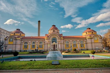 Bölgesel Tarih Müzesi ve Merkezi Maden Hamamları Sofya. Sofya 'daki alçak açı ve cephe manzarası antik bina ve gökyüzü. 06.01.2021. Sofia mı? Bulgaristan.