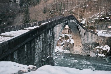 Taş köprü Arhavi, Artvin 'de kış mevsiminde, kar ve nehir yuvarlak taş köprü etrafında.