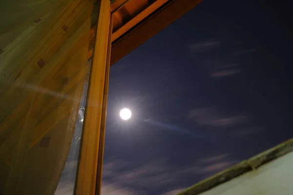 Hosszú Expozíció Alacsony Szögű Holdfénykép Szelektív Fókusz Szemcsés Égi Fotó — Stock Fotó