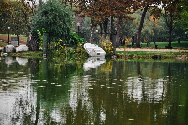 自然公園や小型プラスチックボートの真ん中にあるBursaと小さな池の植物公園と白い水への反射 — ストック写真