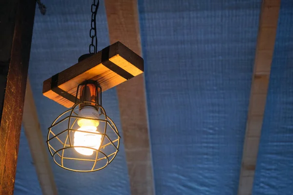Antika Lamba Elektrik Lambası Ahşap Sapta Asılı — Stok fotoğraf