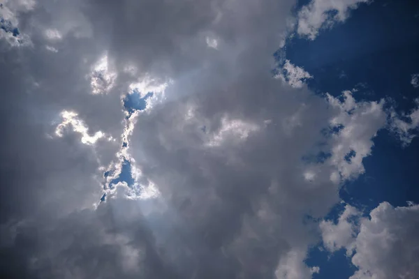 Nuvem Cumulus Luzes Solares Vindo Após Céu Nublado — Fotografia de Stock