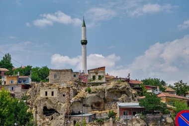 Düşük açılı köy ve cami fotoğrafı, ihlara vadisine yakın küçük bir köy, Belisirma, Türkiye. Küçük ve yerel köy ve minare gökyüzüne kadar uzanıyor.