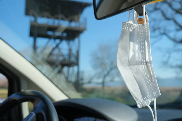 Máscara Médica Cor Branca Máscara Médica Pendurada Espelho Retrovisor Interior — Fotografia de Stock