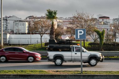 Seçici odak fotoğrafı, arabaların hareketi ve otomobiller ve park işareti.