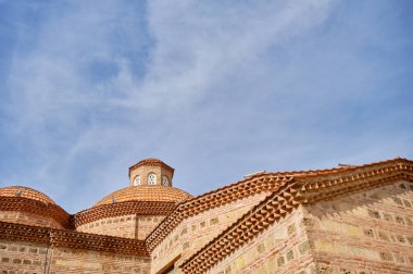 İznik 'te antik binanın düşük açılı manzarası, gökyüzü manzarası ve kırmızı tuğlaların köşesi yapılmış bir cami..