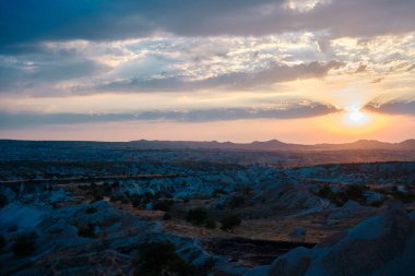 Kapadokya 'da günbatımı manzarası, urgup' ta kaya oluşumunun jeolojik görüşü, goreme cappadocia Turkey